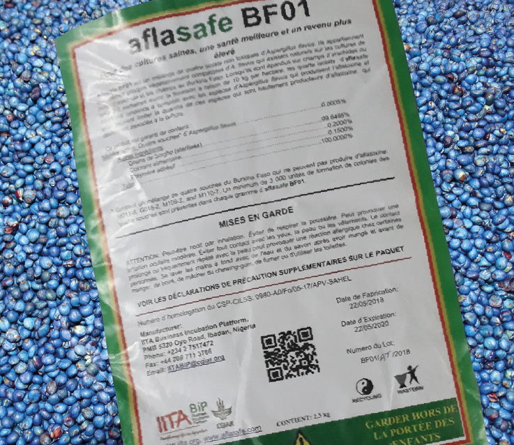 Faire attention à cette étiquette! L'Aflasafe entièrement naturel est principalement composé de sorgho en poids (plus de 99%), enrobé de souches non toxinogènes collectés au Burkina Faso qui déplacent les souches productrices de la toxine. 